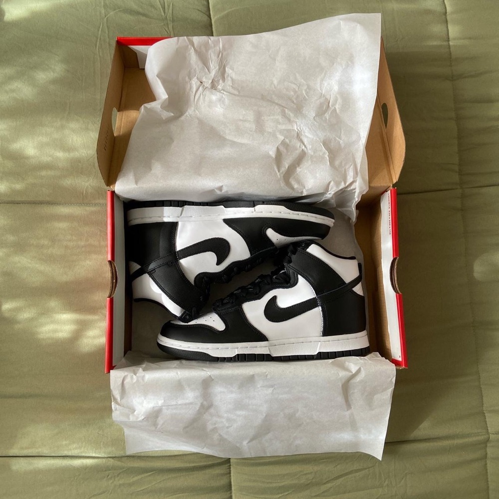 Nike Dunk High 
White/ University Red/ Black
Womens 7 / Mens 5.5